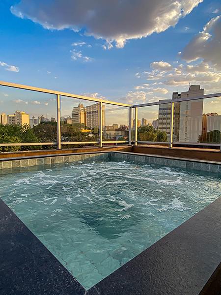 Serviço de Área de lazer com churrasqueira e jacuzzi no terraço - Hotel Rio Vermelho